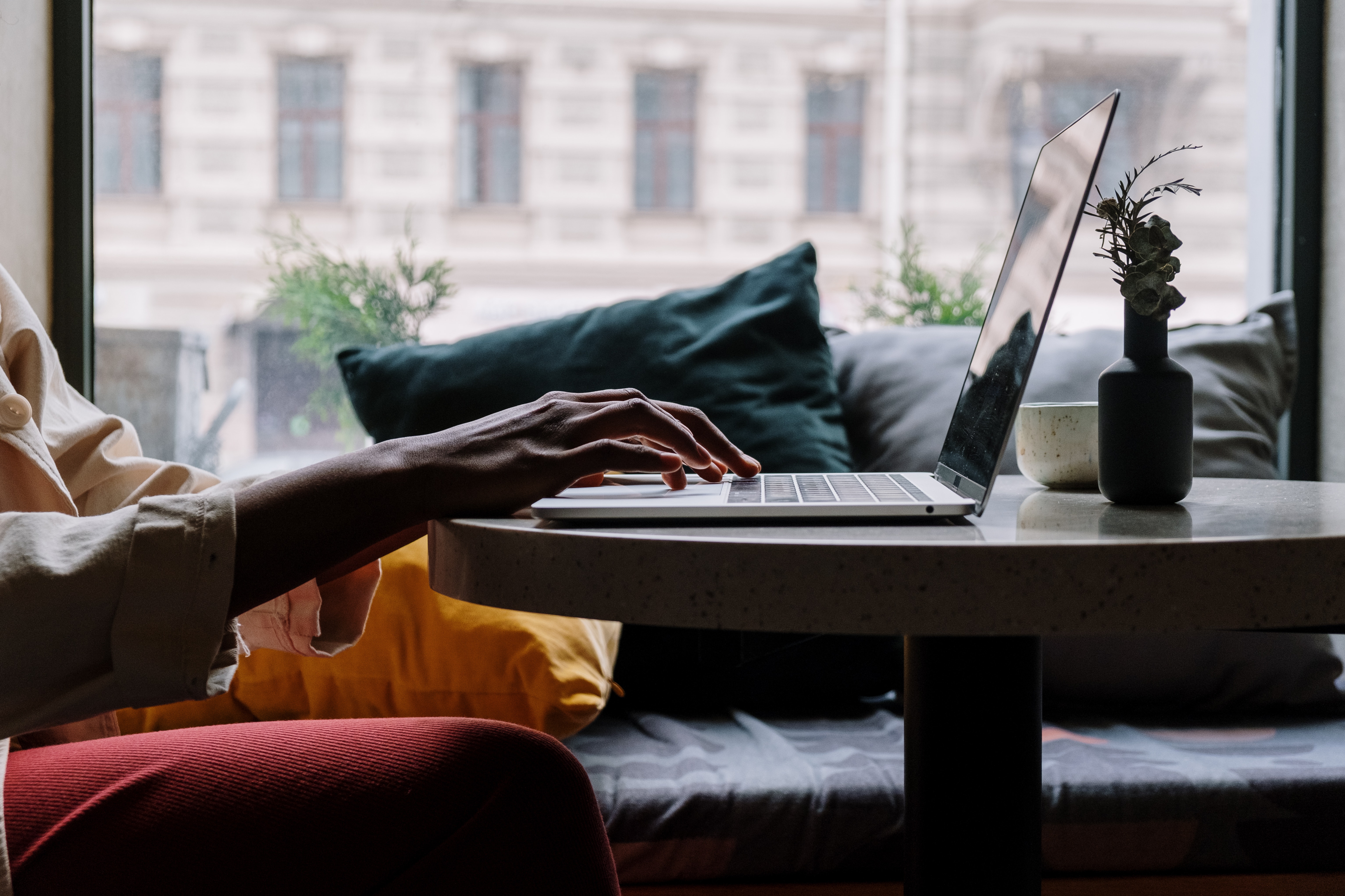 Online learner engaging with video content